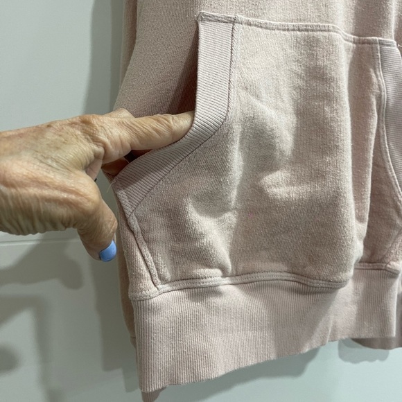 Small Hoodie in great condition cod shoulder - Picture 3 of 5